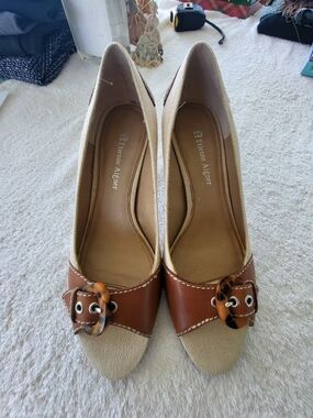 Etienne Aigner Sz 7 Tan & Cream Peep-Toe Pumps Plus Free Snakeskin Belt